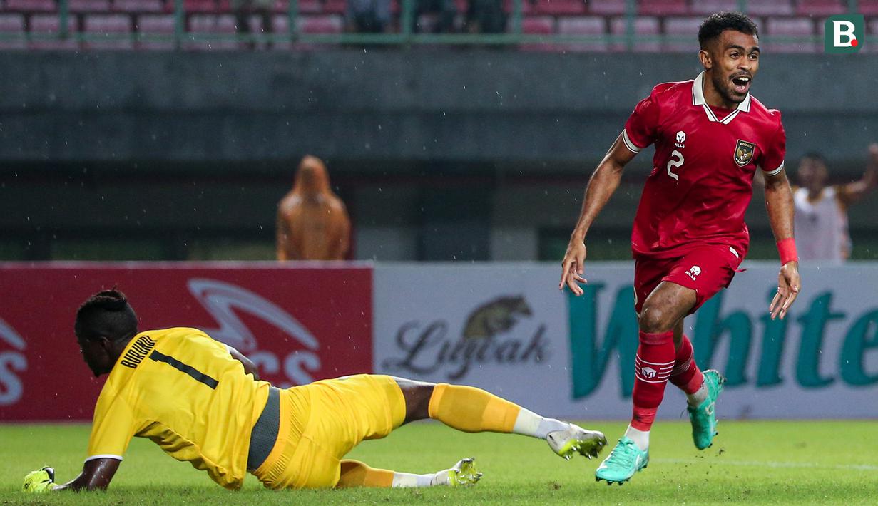 <p>Selebrasi pemain timnas Indonesia, Yakob Sayuri setelah berhasil menjebol gawang Burundi dalam pertandingan uji coba FIFA Matchday yang berlangsung di stadion Patriot Candrabhaga, Bekasi, Sabtu (25/3/2023). (Bola.com/Bagaskara Lazuardi)</p>
