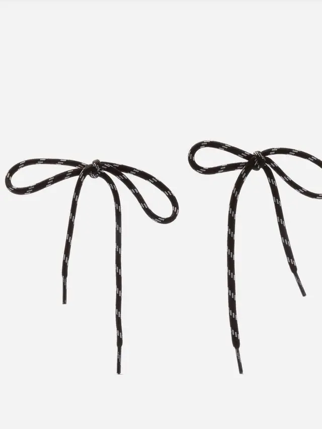 Balenciaga Jual Anting-Anting dari Tali Sepatu Seharga Rp3 Jutaan, Bikin Netizen Kesal