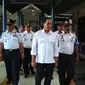 Menhub Budi Karya Sumadi saat meninjau kesiapan kendaraan arus balik di Terminal Harjamukti, Kota Cirebon. (Liputan6.com/Panji Prayitno)