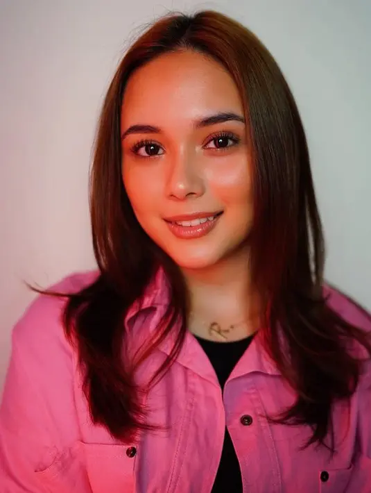 Ia juga terlihat begitu kasual, dengan paduan jaket dan t-shirt yang terlihat nyaman dikenakan. (Liputan6.com/IG/@gretairn)