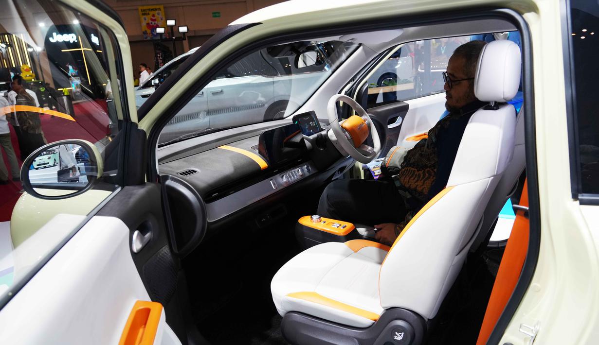 Bertempat di International Convention Exhibition (ICE) BSD, Tangerang, Banten, GJAW 2025 akan berlangsung hingga 30 November 2025. Tampak dalam foto, seorang pengunjung memeriksa interior kendaraan listrik Lumin buatan produsen mobil Tiongkok, Changan, selama Gaikindo Jakarta Auto Week (GJAW) 2025 di Tangerang, Banten, Jumat 21 November 2025. (AP Photo/Tatan Syuflana)