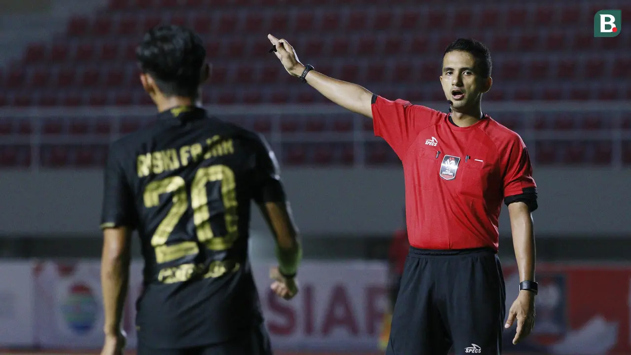 FOTO: Melihat Aksi Thoriq Alkatiri, Wasit Tegas yang Tak Ragu Kartu Merah Pelatih PSIS Semarang