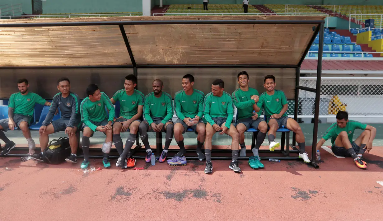Para pemain Timnas Indonesia bersantai usai melakukan latihan di Stadion Rizal Memorial, Manila, (23/11/2016).  (Bola.com/Nicklas Hanoatubun)