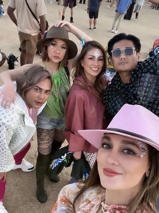 Luna Maya dan BCl bergaya bohemian di Coachella 2022 