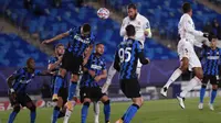 Bek Real Madrid, Sergio Ramos, mencetak gol ke gawang Inter Milan pada laga Liga Champions di Stadion Alfredo Di Stefano, Rabu (4/11/2020). Real Madrid menang dengan skor 3-2. (AP/Bernat Armangue)