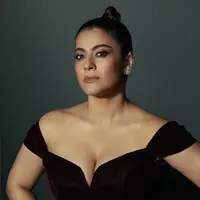 Kajol tetap tampil stunning dengan makeup boldnya, dipadukan dress off shoulder berbahan velvet. @kajol