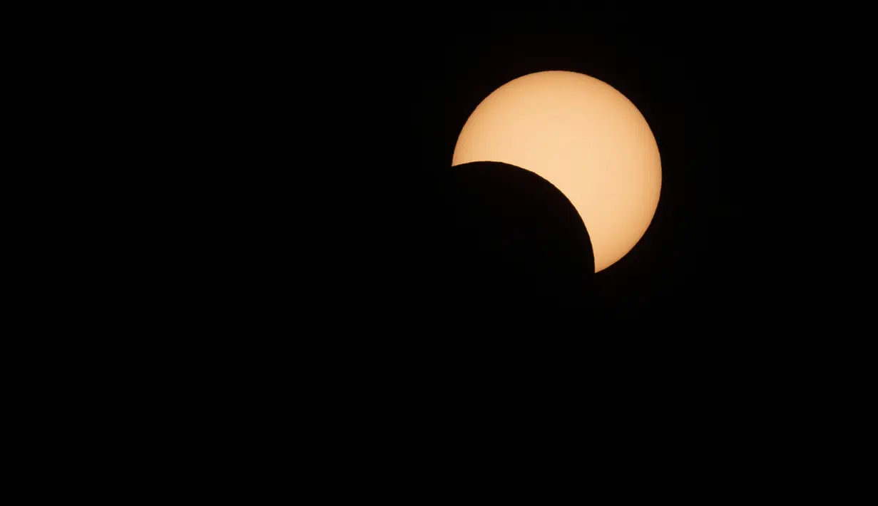 Bulan lewat di depan matahari selama gerhana matahari di La Higuera, Chile, Selasa (2/7/2019). Fenomena gerhana matahari total jarang terjadi di Amerika Selatan. (AP Photo/Esteban Felix)