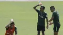 Para pemain Timnas Indonesia U-22 melepas dahaga usai latihan di Stadion Madya Senayan, Jakarta, Kamis (24/1). Latihan ini merupakan persiapan jelang Piala AFF U-22. (Bola.com/Yoppy Renato)