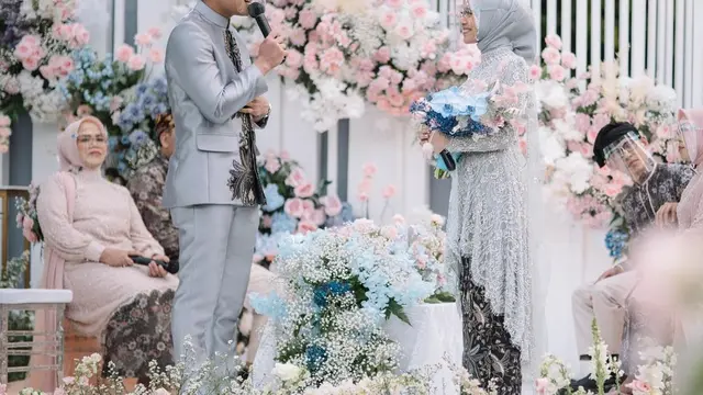 7 Potret Lamaran Rizky Billar dan Lesty Kejora, Penuh Haru Bahagia