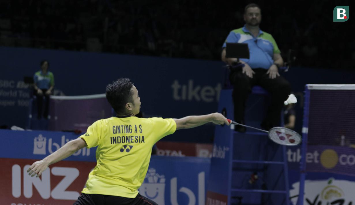 Tunggal putra Indonesia, Anthony Sinisuka Ginting, saat melawan wakil Jepang, Kento Momota, pada Indonesia Open di Istora Senayan, Kamis, (5/7/2018). Anthony Ginting takluk 14-21, 15-21. (Bola.com/M Iqbal Ichsan)