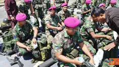 Citizen6, Surabaya: Personel Satgas SBJ Wakatobi di Swiping dari barang-barang terlarang seperti munisi tajam, senjam, dan Narkoba oleh anggota Jajaran Intel Menbanpur-1 Mar. (Pengirim: Budi Abdillah)