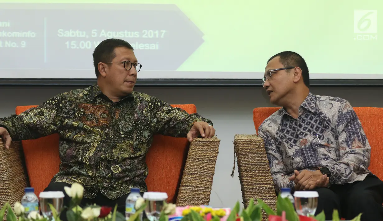 Menteri Agama, Lukman Hakim Saifuddin berbincang dengan Ketua Dewan Pengawas Badan Pengelola Keuangan Haji, Yuslam Fauzi saat diskusi Manfaat Investasi Dana Haji Untuk Umat di gedung Kemkoinfo, Jakarta, Sabtu (5/8). (Liputan6.com/Helmi Fithriansyah)