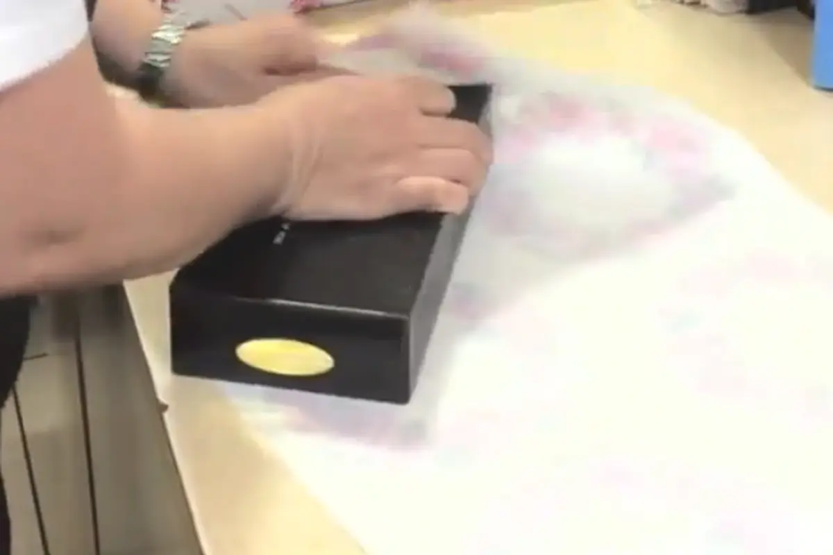 Membungkus kado dengan mudah. (Youtube)