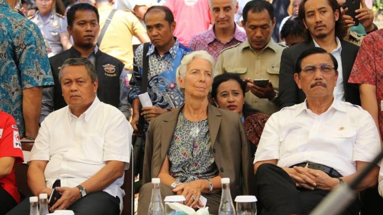 Gubernur BI Perry Warjiyo, berkunjung ke Lombok bersama Menko Maritim, Luhut Panjaitan, Menteri Keuangan, Sri Mulyani, dan Direktur Pelaksana IMF, Christine Lagarde, Senin (08/10/2018). (Wilfridus Setu Embu/Liputan6.com)
