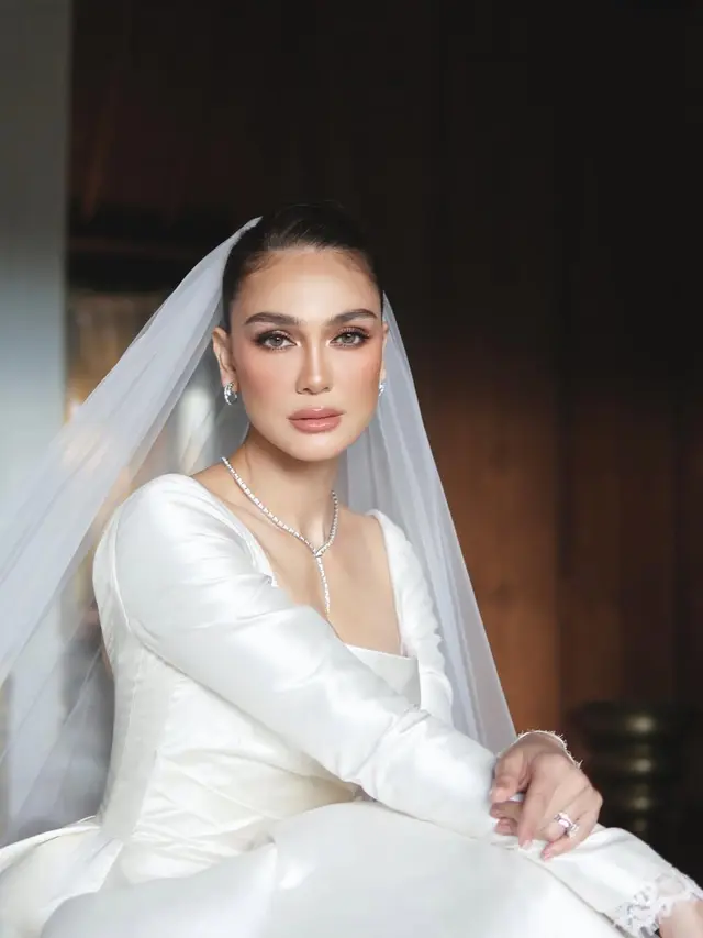 Lakoni Sumpah Pernikahan, Potret Luna Maya Tampil Mewah bak Ratu dengan Kalung BVLGARI Senilai Rp1,5 Miliar