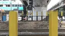 Seorang siswa melompati pagar perlintasan kereta api di kawasan Tanjung Barat, Jakarta, Senin (7/1). Sejumlah pejalan kaki tetap memilih untuk melompati pagar pembatas dari pada menggunakan fasilitas JPO. (Liputan6.com/Immanuel Antonius)