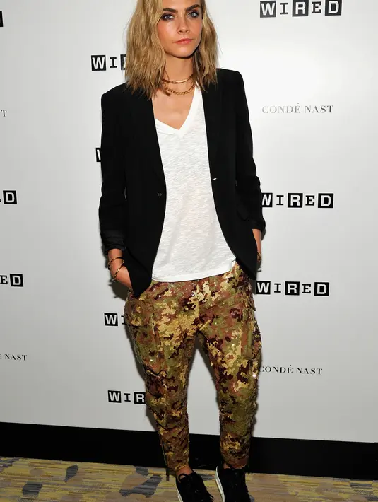 Tak hanya itu saja, penampilan casual ala Cara Delevigne seketika membuat awak media dan paparazi terpana melihatnya. Cara lebih terlihat awet muda dengan rambut baru yang cenderung pendek. (AFP/Bintang.com)