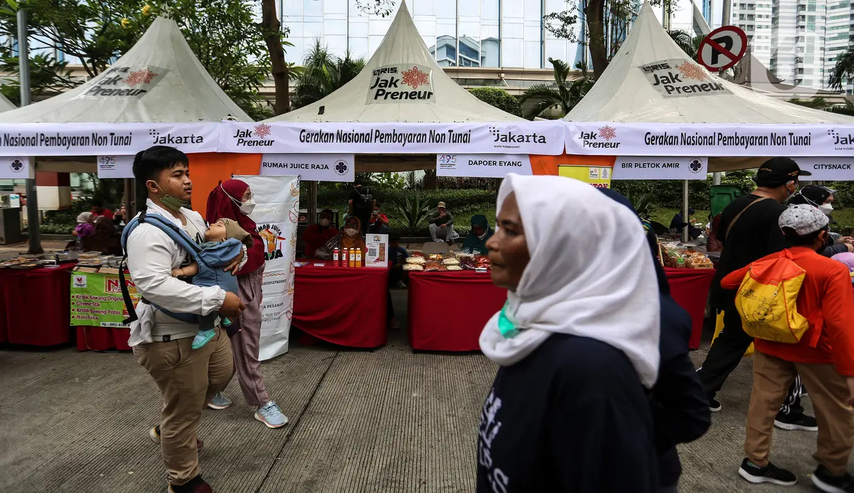 Warga mengunjungi UMKM Bazaar Kuliner di kawasan Jakarta, Minggu (26/6/2022). Bazar ini diselenggarakan dalam rangkaian perayaaan HUT ke-495 DKI Jakarta. (Liputan6.com/Johan Tallo)