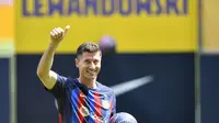 Barcelona resmi memperkenalkan Robert Lewandowski ke publik Camp Nou pada Jumat (5/8/2022) (AFP)