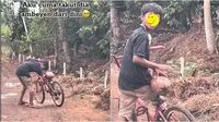 Momen haru bocah naik sepeda pakai kelapa kering sebagai alas dudukny. (Sumber: TikTok/@darma28_05)