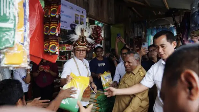 Mendag Zulkifli Hasan meninjau Pasar Sentral Timika Baru di Mimika, Papua Tengah pada Selasa (19/9/2023)