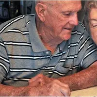 Ann dan Ken memakan kue yang masih disimpan sejak hari pernikahannya di tanggal 19 Agustus 1955 (Foto: today.com)