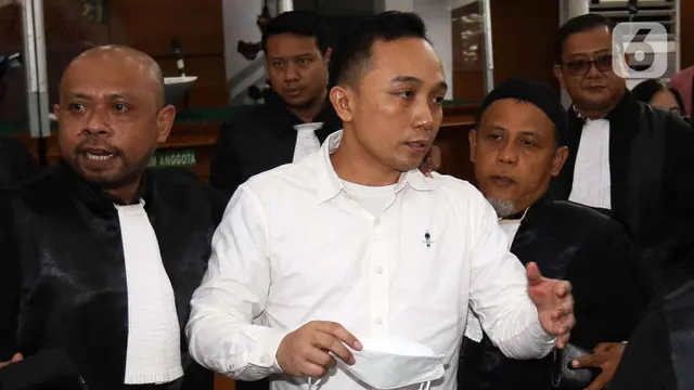 Wajah Datar Ricky Rizal Usai Divonis 13 Tahun Penjara