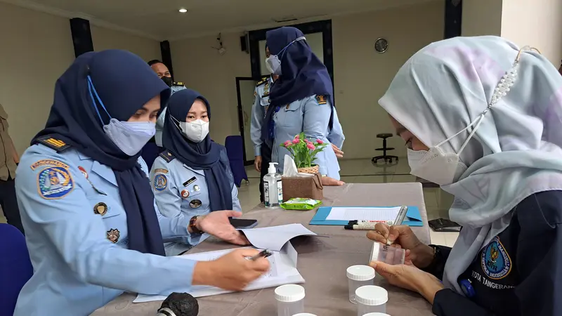 Ratusan pegawai PNS dan Honorer di Kantor Imigrasi Non TPI Klas I Tangerang, dicek urinenya. Petugas Badan Narkotika Nasional (BNN) mengecek adakah pegawai yang memakai narkotika atau tidak (Liputan6.com/Pramita Tristiawati)