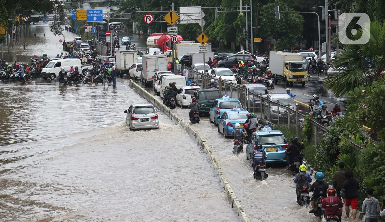 Sejumlah pengendara nekat menerobos genangan banjir di Jalan Gunung Sahari Jakarta, Selasa (25/2/2020). Hujan yang mengguyur Jakarta sejak Senin (24/2) malam membuat sejumlah kali meluap dan menyebabkan banjir. (Liputan6.com/Helmi Fithriansyah)