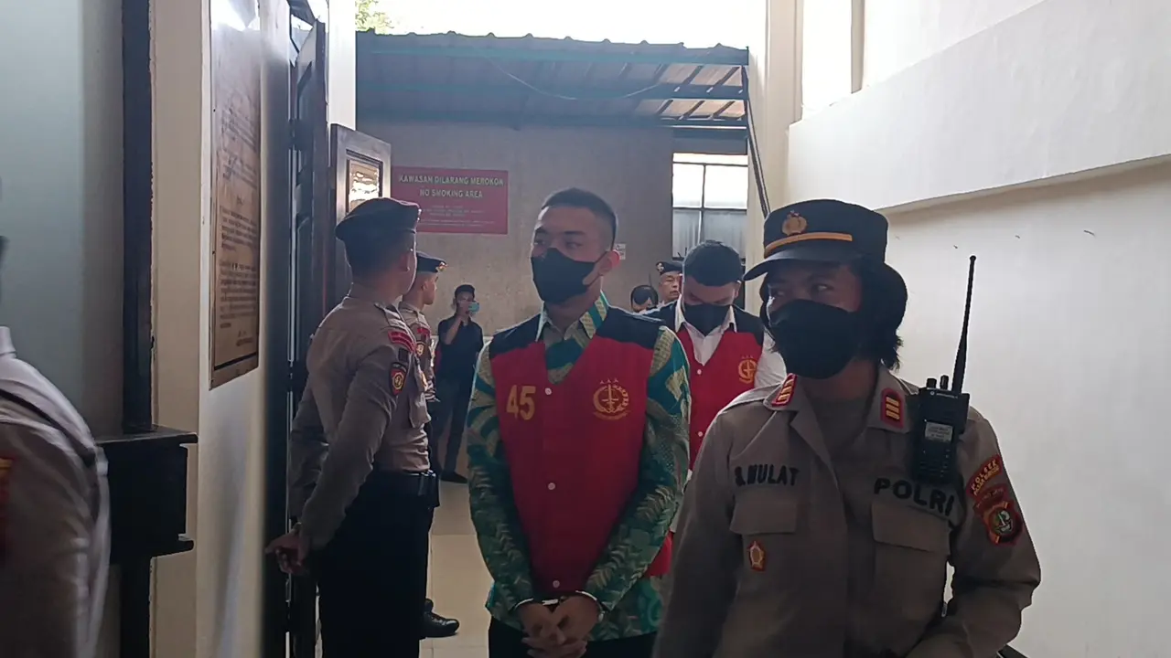 Mario Dandy tiba di Pengadilan Negeri Jakarta Selatan untuk menjalani persidangan kasus penganiayaan David Ozora.