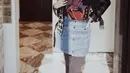 Ia juga tampil edge dengan jaket kulit hitam dipadukan tshirt dan kerudung warna serasi. Untuk bawahan, ia mengenakan mini skirt denim dan celana hitam serta bootsnya. Credit: Instagram @osnapitzcha