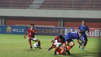 Penyerang Timnas Indonesia U-16, Arkhan Kaka berduel dengan kiper Filipina dalam laga Piala AFF U-16 2022 (Bola.com/Hery Kurniawan)