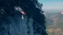 Serpihan kertas beterbangan saat pecinta olahraga ekstreem meluncur di atas selancarnya saat aksi Flying Frenchies di pegunungan Vercors, Perancis, Rabu (9/11). (REUTERS/ redbullcontentpool)