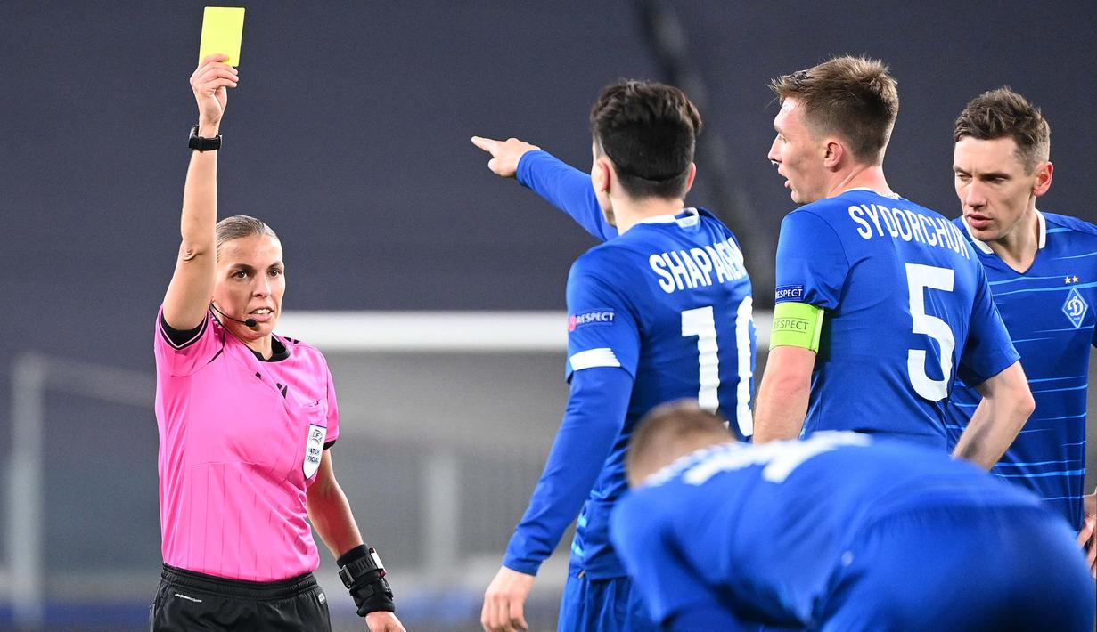 Kepemimpinan Frappart berjalan cukup baik, wasit asal Prancis itu, tak segan-segan menghukum pemain jika terbukti melakukan pelanggaran. (Photo by Vincenzo PINTO / AFP)