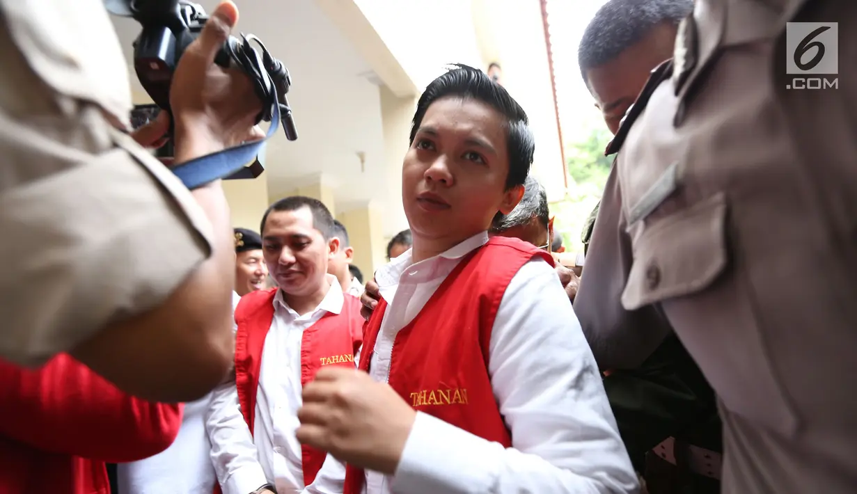 Terdakwa bos First Travel, Andika Surachman dan Siti Nuraidah alias Kiki tiba di Pengadilan Negeri Depok, Senin (5/3). Dalam sidang lanjutan hari ini, jaksa penuntut umum (JPU) menghadirkan 10 orang saksi. (Liputan6.com/Herman Zakharia)