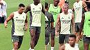 Dua dari sejumlah rekrutan baru Real Madrid, Trent Alexander-Arnold dan Franco Mastantuono tampak sudah mulai mengkuti latihan menjelang musim baru Liga Spanyol 2025/2026. (AFP/Javier Soriano)