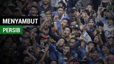 Puluhan bobotoh Persib Bandung menyambut kedatangan tim Persib Bandung di Bandara Husein Sastranegara, Bandung, Senin (16/4/2018).