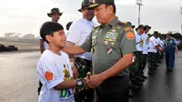 Tegar bersalaman dengan Panglima TNI, Jendral Moeldoko. (Foto: Johan Tallo)
