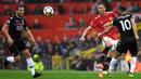 Gelandang Manchester United, Nemanja Matic, mengirim umpan saat melawan Crystal Palace pada laga Premier League di Stadion Old Trafford, Manchester, Sabtu (30/9/2017). MU menang 4-0 atas Palace. (AFP/Paul Ellis)