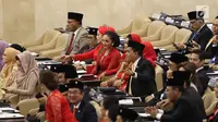 Krisdayanti saat menghadiri pelantikan anggota DPR, MPR, dan DPD di Kompleks Parlemen, Jakarta, Selasa (1/10/2019). Diva asal Batu tersbut dilantik sebagai anggota DPR RI periode 2019-2024. (Liputan6.com/JohanTallo)