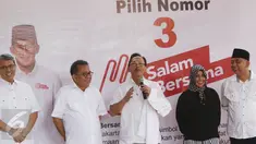 Ketua Badan Pemenangan Pemilu PAN DKI Johan Musyawa (tengah) menyampaikan kata sambutan saat hadir dalam deklarasi dukungan kepada Cagub dan Cawagub DKI Anies Baswedan - Sandiaga Uno di Jakarta, Rabu (22/2). (Liputan6.com/Immanuel Antonius)