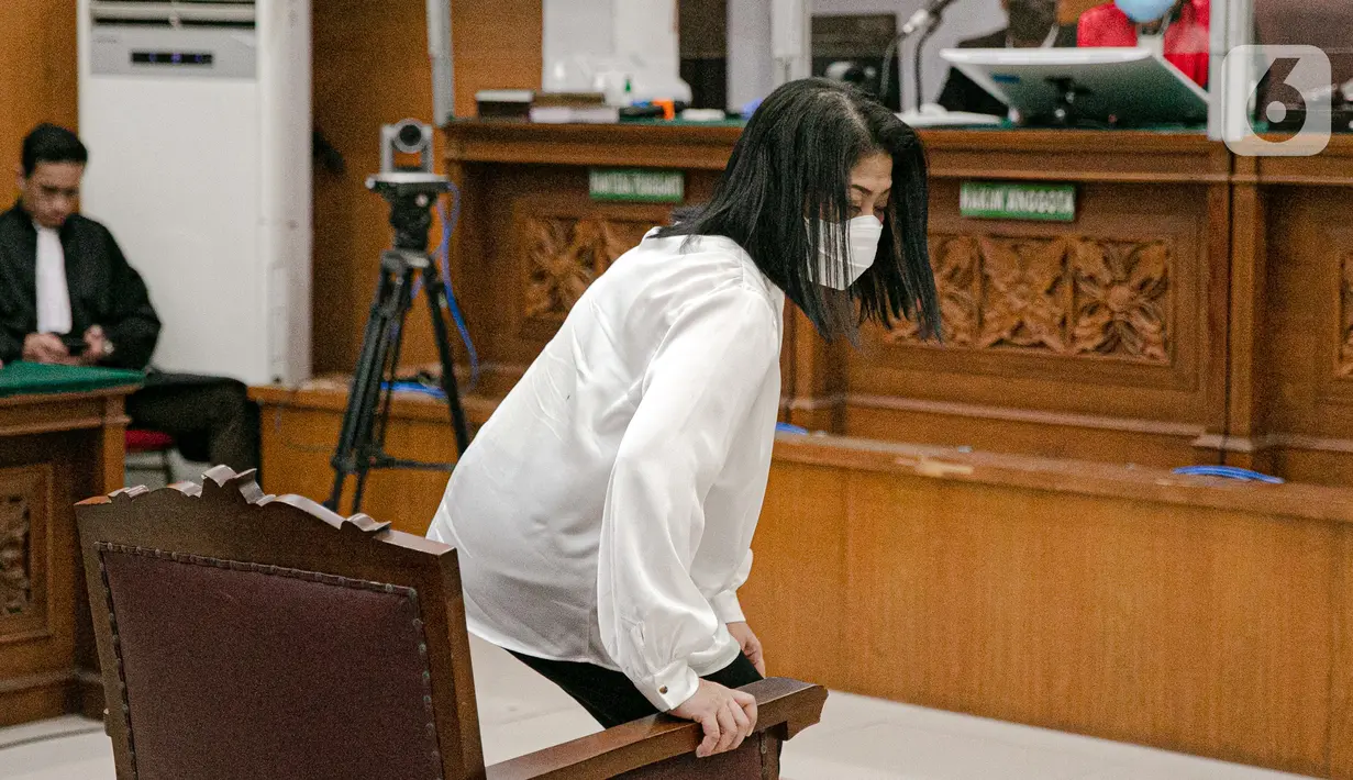 Terdakwa Putri Candrawathi menjalani sidang vonis di Pengadilan Negeri Jakarta Selatan, Senin (13/2/2023). Putri Candrawathi divonis 20 tahun penjara dalam kasus pembunuhan berencana Brigadir Nofriansyah Yosua Hutabarat atau Brigadir J. (Liputan6.com/Faizal Fanani)