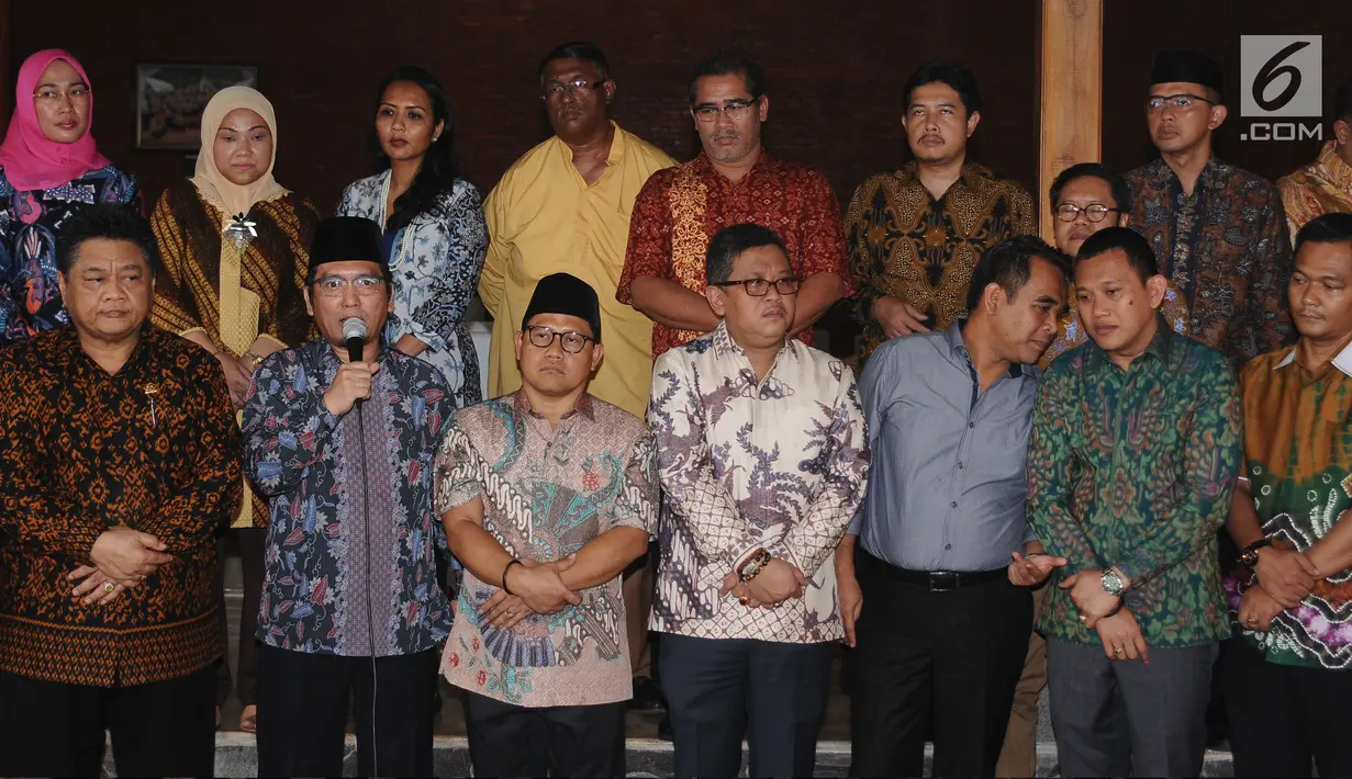 Tokoh PKS, Al-Muzammil Yusuf (kedua kiri) memberi keterangan usai melakukan pertemuan dengan tokoh lintas agama dan partai di Jakarta, Selasa (23/5). Pertemuan membahas masalah kebangsaan menuju Indonesia yang damai. (Liputan6.com/Helmi Fithriansyah)