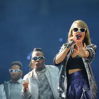 Katy Perry berhasil menyaingi musuhnya dalam kehidupan nyata Taylor Swift yang berhasil mengumpulkan pendapatan sebesar USD 55 juta atau setara dengan Rp 749 miliar.  (AFP/Bintang.com)