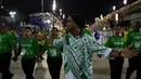 Ronaldinho Gaucho saat tampil pada malam kedua Karnaval Samba di Sambadrome, Rio de Janeiro, Brasil (28/2). Karnaval Samba dimeriahkan oleh hampir seluruh sekolah samba di Brasil. (AFP Photo / Vanderlei Almeida)