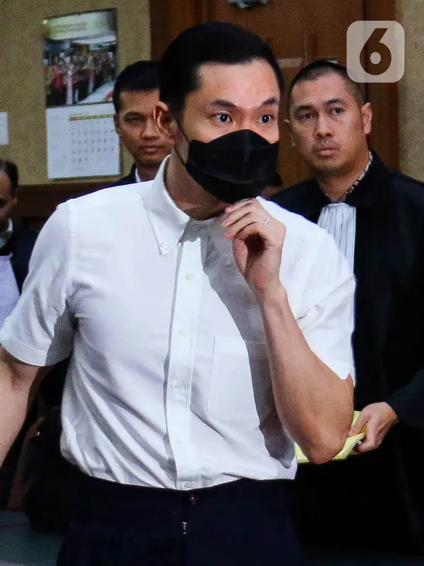 Suami dari artis Sandra Dewi ini juga dihukum membayar uang pengganti senilai Rp210 miliar. (Liputan6.com/Herman Zakharia)