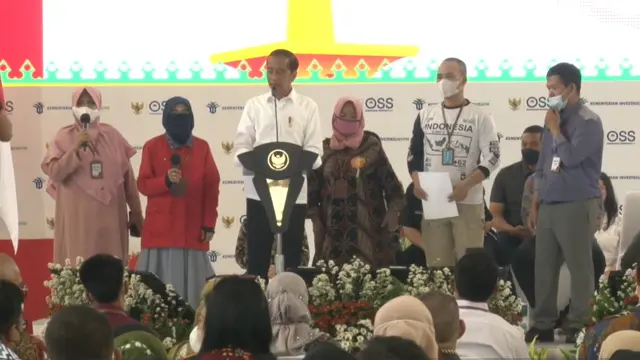 Presiden Joko Widodo (Jokowi) memberikan Nomor Induk Berusaha (NIB) ke 2.500 pelaku UMK dari Provinsi DKI Jakarta