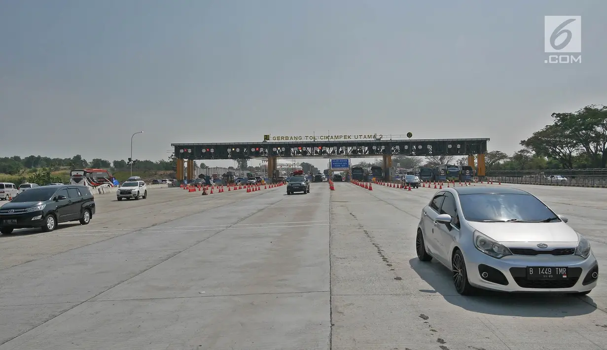 Kendaraan melintas di ruas tol yg diberlakukan one way setelah Gerbang Tol Cikampek Utama, Jawa Barat, Kamis (30/5/2019). Pengaturan arus lalulintas satu arah  diberlakukan hari ini dari jam 09.00 sampai 21.00 WIB. (Liputan6.com/Herman Zakharia)