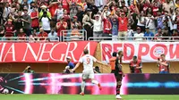 Penyerang Bayern Munchen, Harry Kane, merayakan gol yang dicetaknya ke gawang Flamengo dalam laga 16 besar Piala Dunia Antarklub 2025 yang berlangsung di Hard Rock Stadium, Miami, Senin (30/6/2025) dini hari WIB. Bayern Munchen melangkah ke perempat final setelah menang 4-2 atas Flamengo. (PATRICIA DE MELO MOREIRA / AFP)