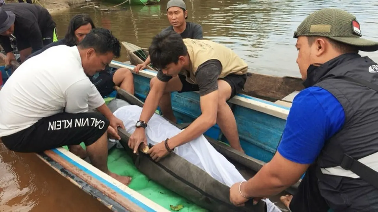 Proses evakuasi pesut di Pelalawan oleh BBKSDA Riau bersama instansi lainnya.